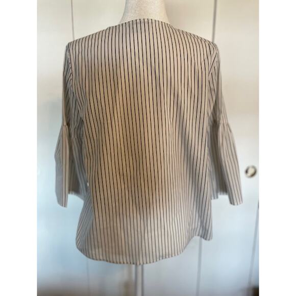 Van Heusen Womens Size Medium Blouse Blue &‎ White Pinstripe - Picture 3 of 5